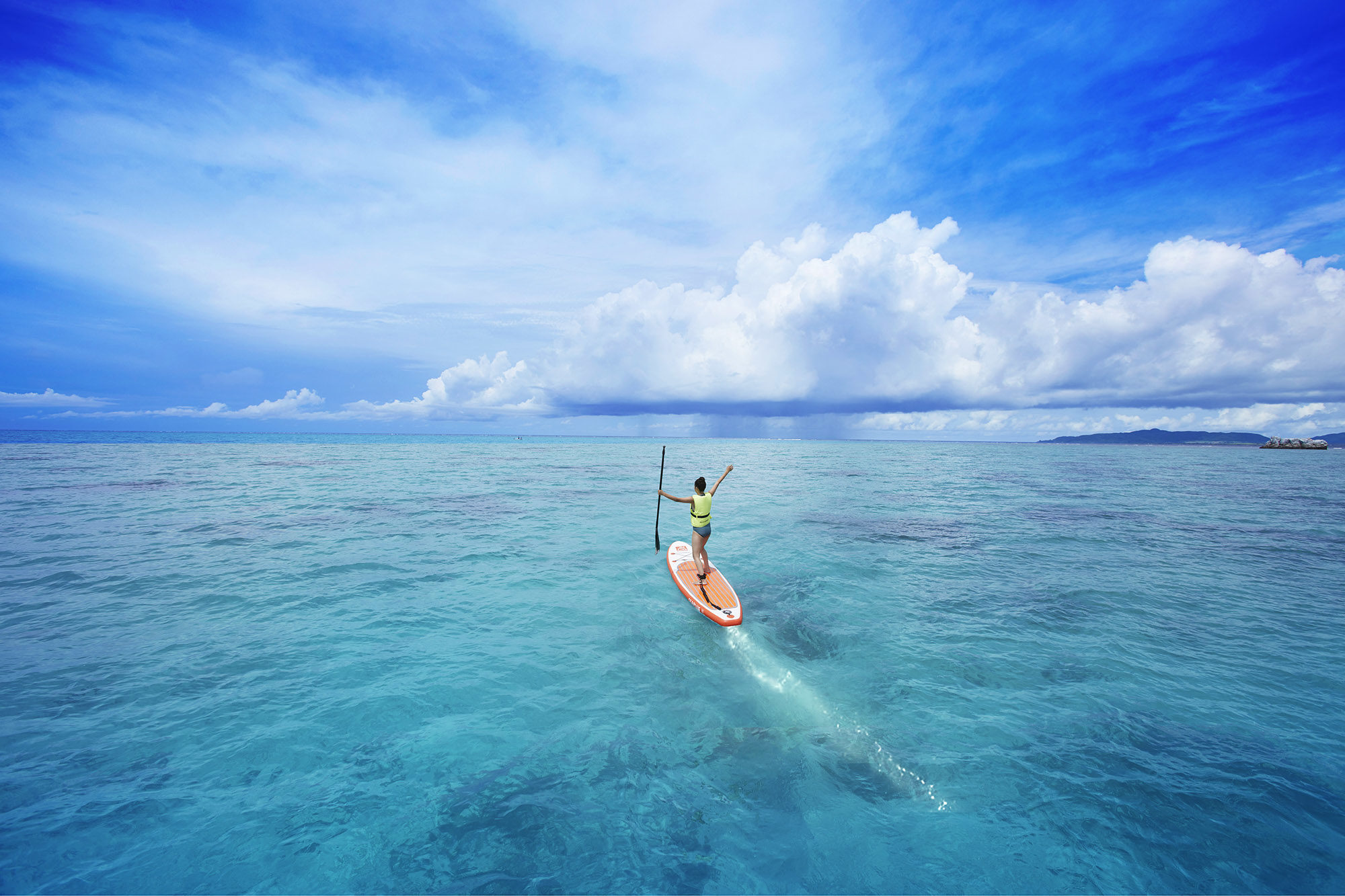 お魚になった気分でスイスイ進む 電動モーターsup 登場 公式 星野リゾート リゾナーレ小浜島 星野リゾート 珊瑚礁と白砂のビーチに抱かれた 遥かな沖縄離島のリゾート