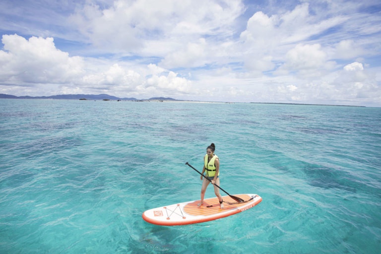 お魚になった気分でスイスイ進む 電動モーターsup 登場 公式 星野リゾート リゾナーレ小浜島 星野リゾート 珊瑚礁と白砂のビーチに抱かれた 遥かな沖縄離島のリゾート